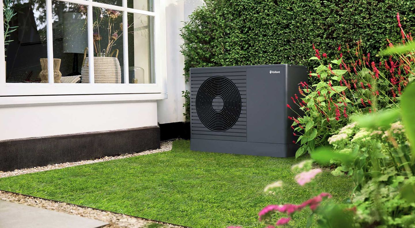 Eine schwarze Vaillant Wärmepumpe in einem Garten © Vaillant