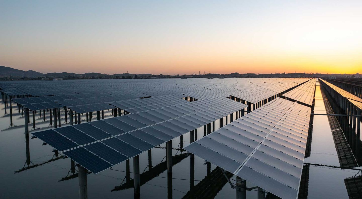 Eine PV-Anlage, die auf einem Gewässer installiert wurde