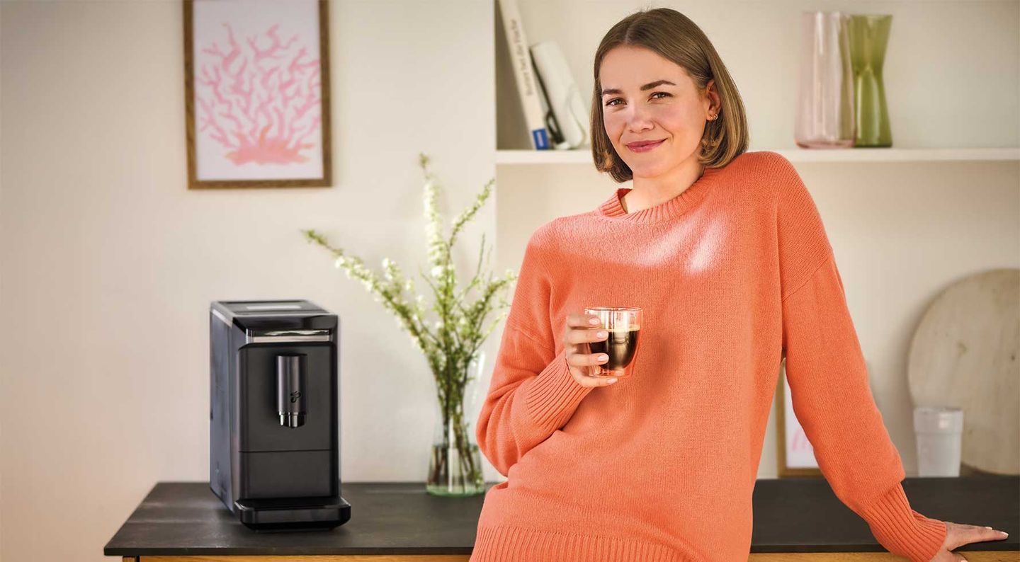 Frau mit einer Tasse Kaffee ©Tchibo GmbH