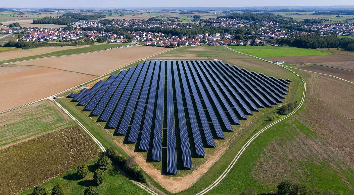 Solarmodule in einem Photovoltaik-Park der Grünwerke