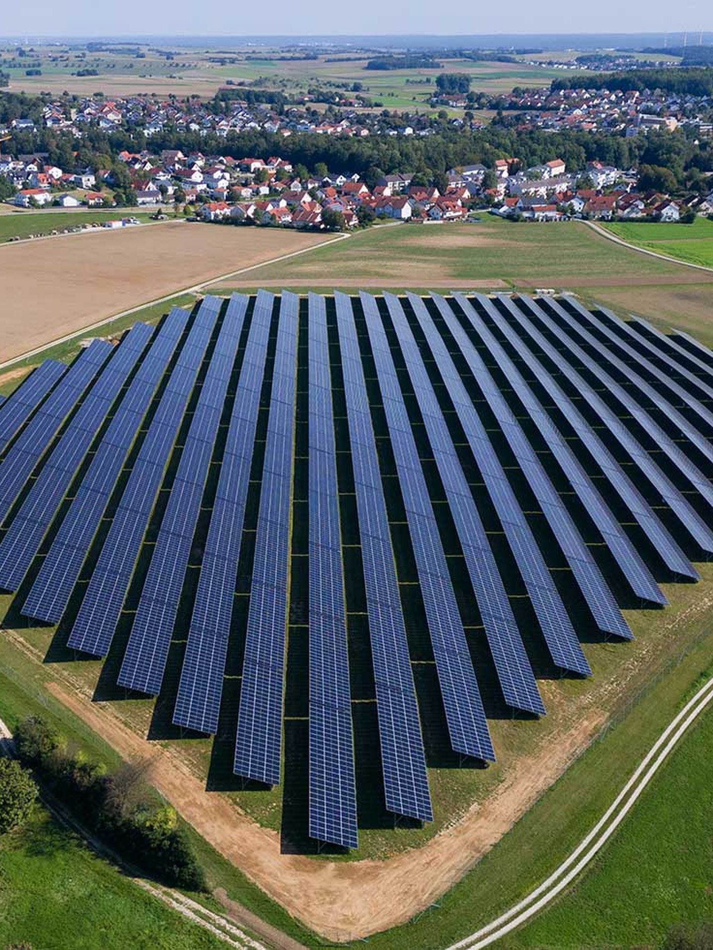 Eine Luftaufnahme vom Solarpark Kösching