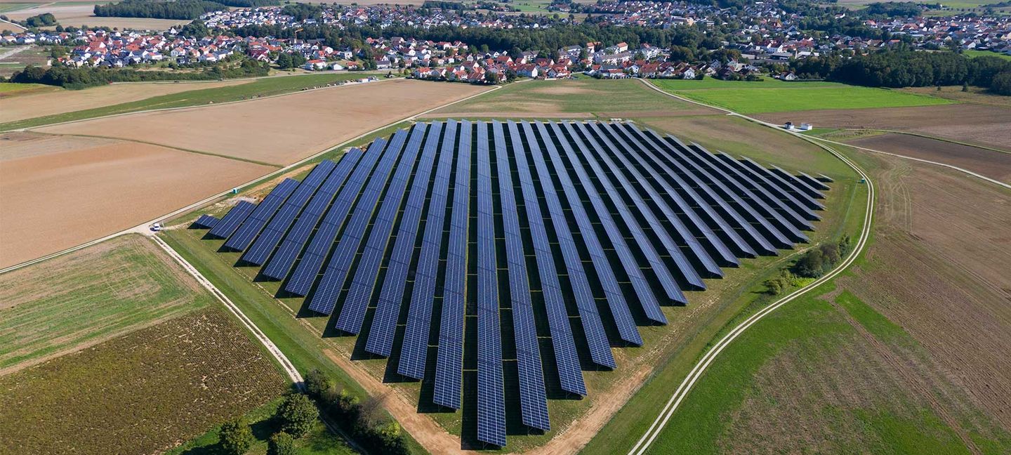 Eine Luftaufnahme vom Solarpark Kösching