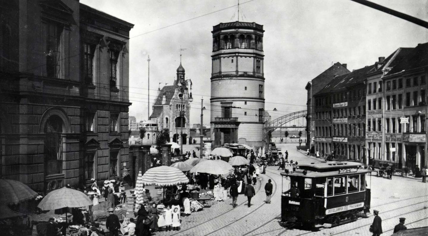 Der Burgplatz mit Rheinturm und Düsselschlösschen in den 1920er Jahren