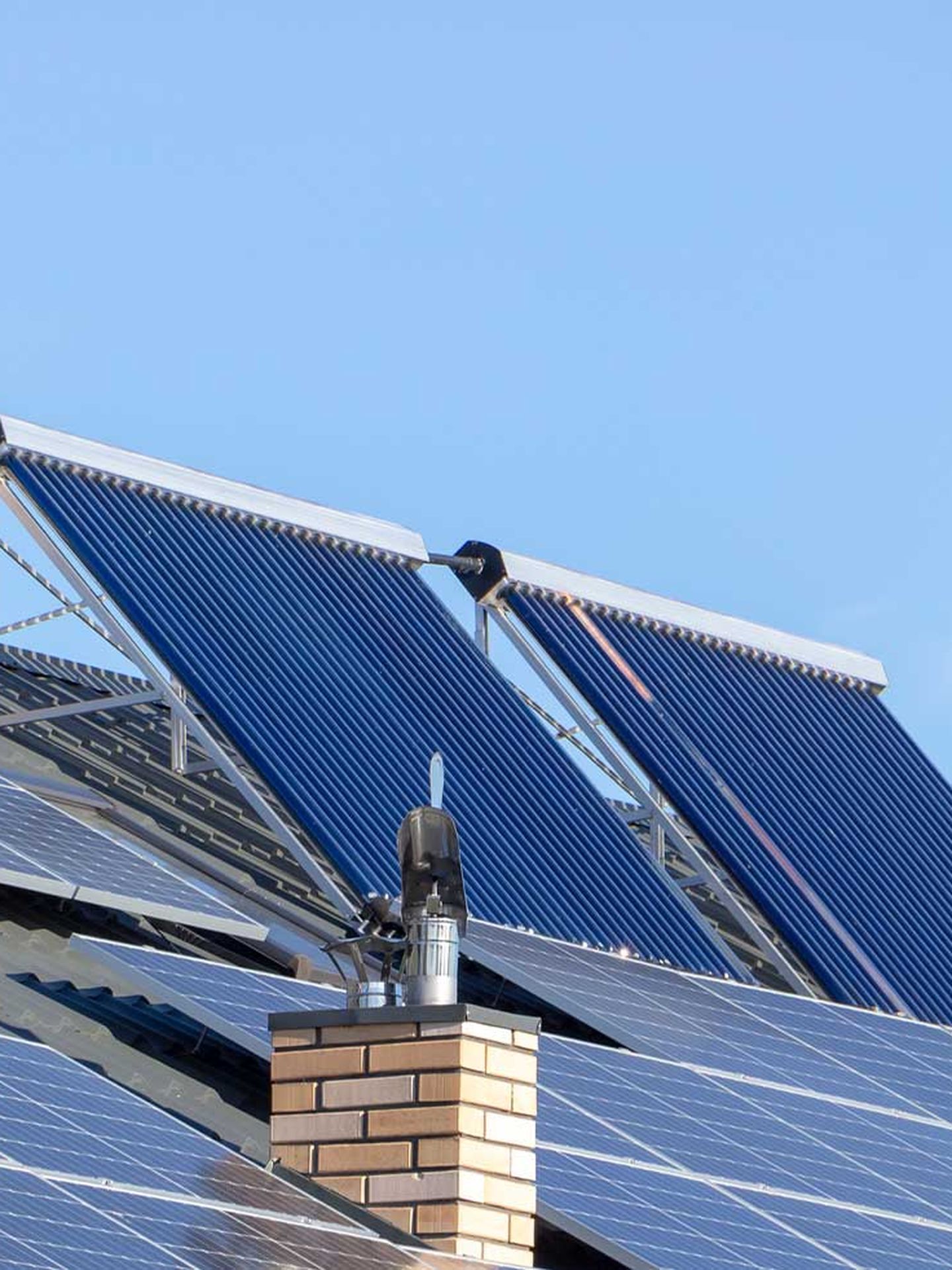 Während Photovoltaik Sonnenlicht in Strom umwandelt, nutzt Solarthermie die Sonnenenergie zur Warmwasserbereitung und für Heizungswärme. © SlavkoSereda / iStock / Getty Images Plus / via Getty Images