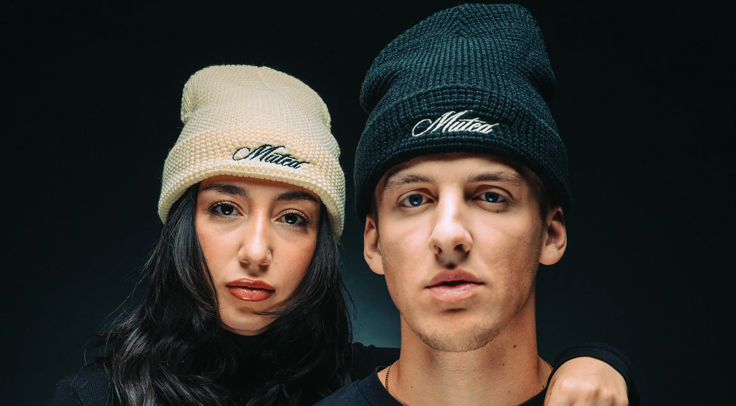 Ein Mann und eine Frau tragen Beanies von Muted Society