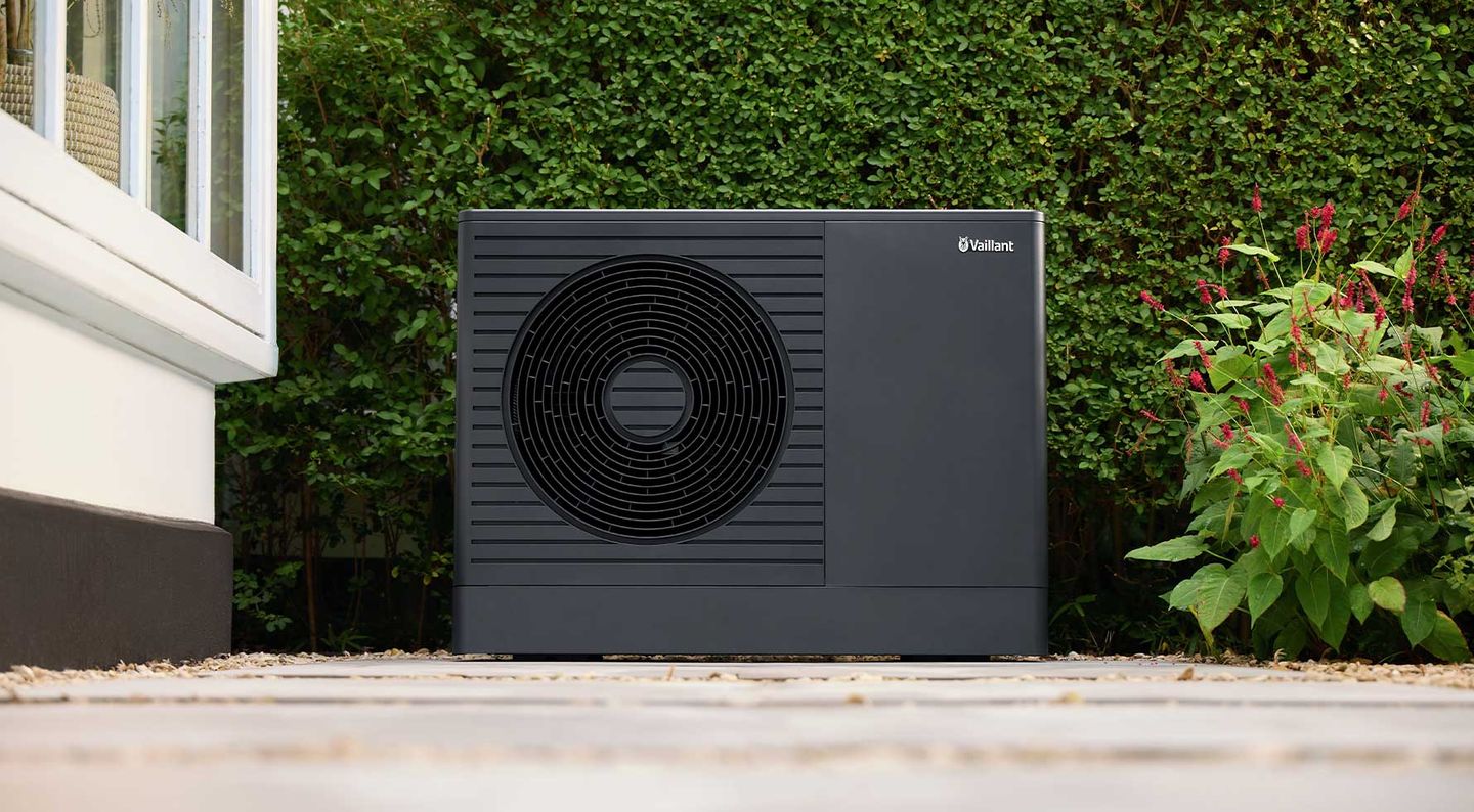 Eine schwarze Vaillant Wärmepumpe © Vaillant