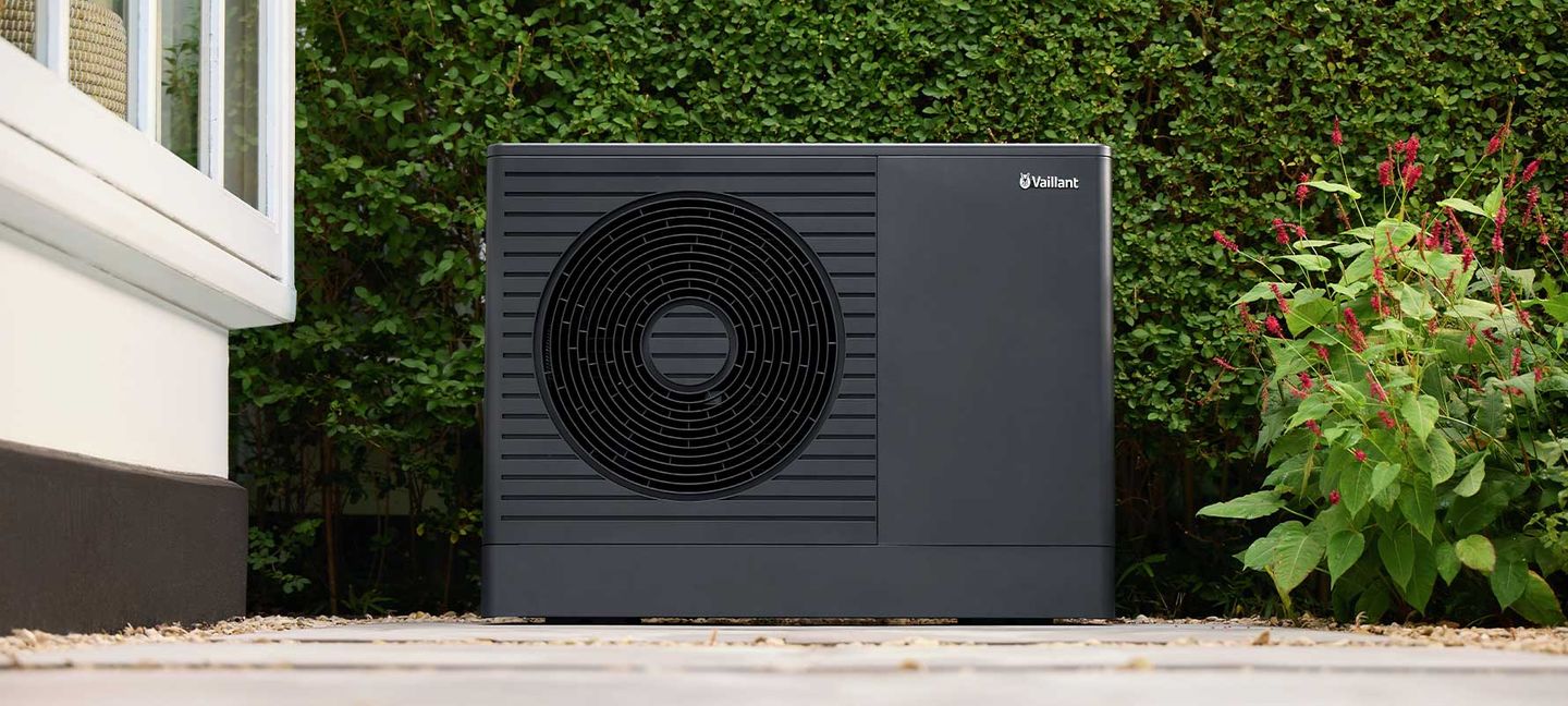 Eine schwarze Vaillant Wärmepumpe © Vaillant