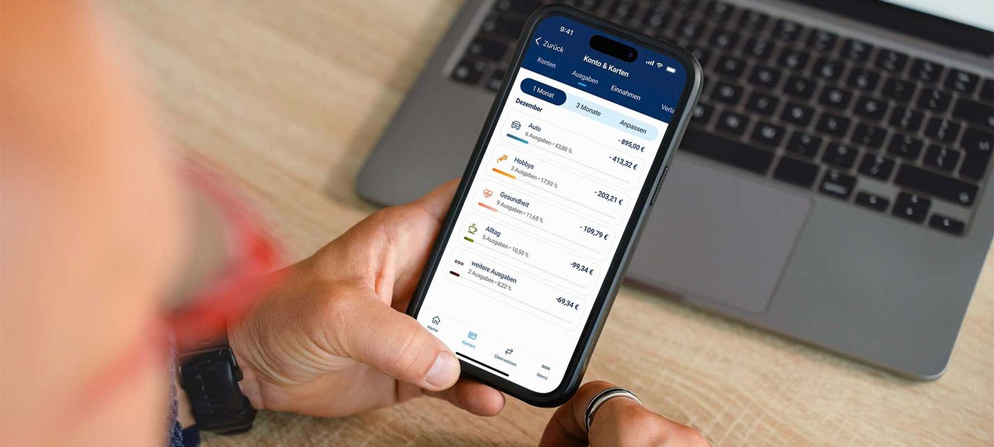 Ein Mann schaut auf seine Finanzen in einer App