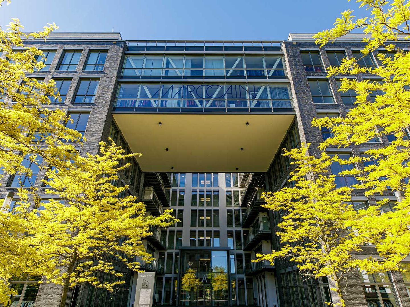 Ein Bürogebäude gegenüber der HSD Düsseldorf ©Ulrik Eichentopf