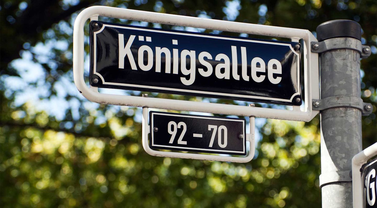 Straßenschild der Königsallee © eyewave via Getty Images