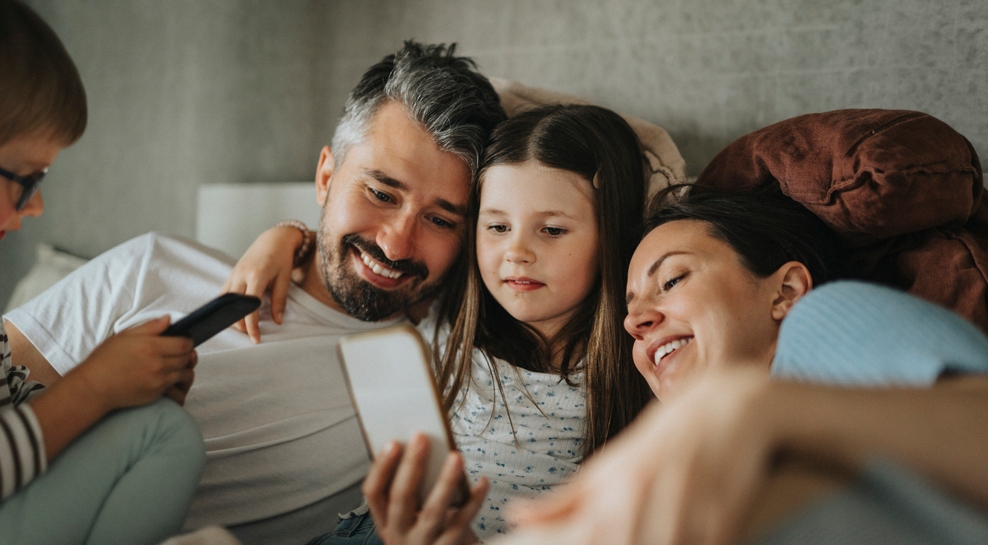 Eine junge Familie auf der Couch