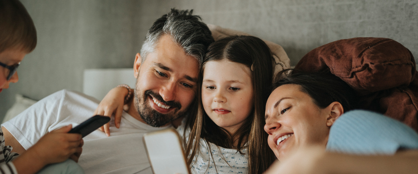 Eine junge Familie auf der Couch