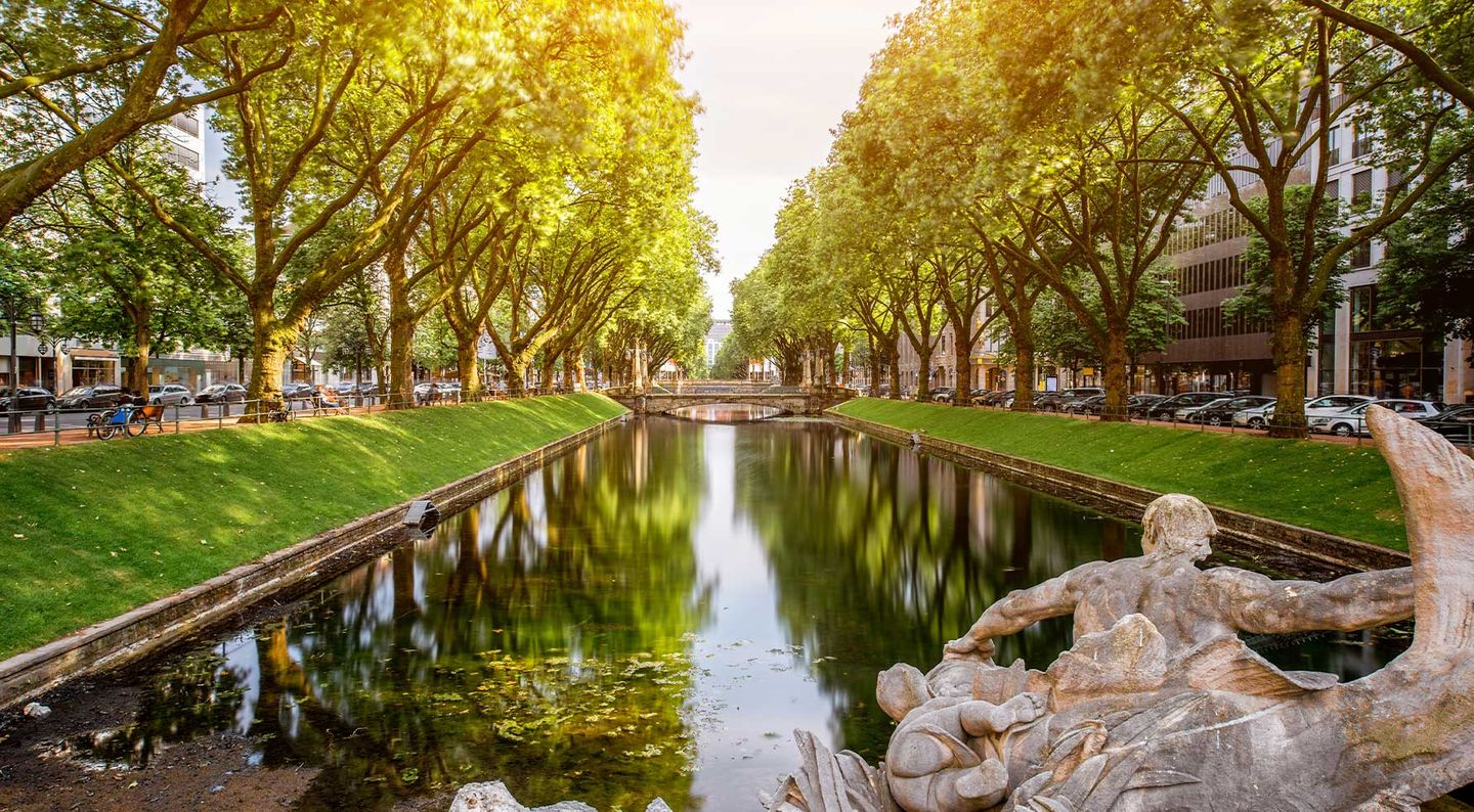 Kö-Graben mit Wasserspeier © RossHelen via Getty Images