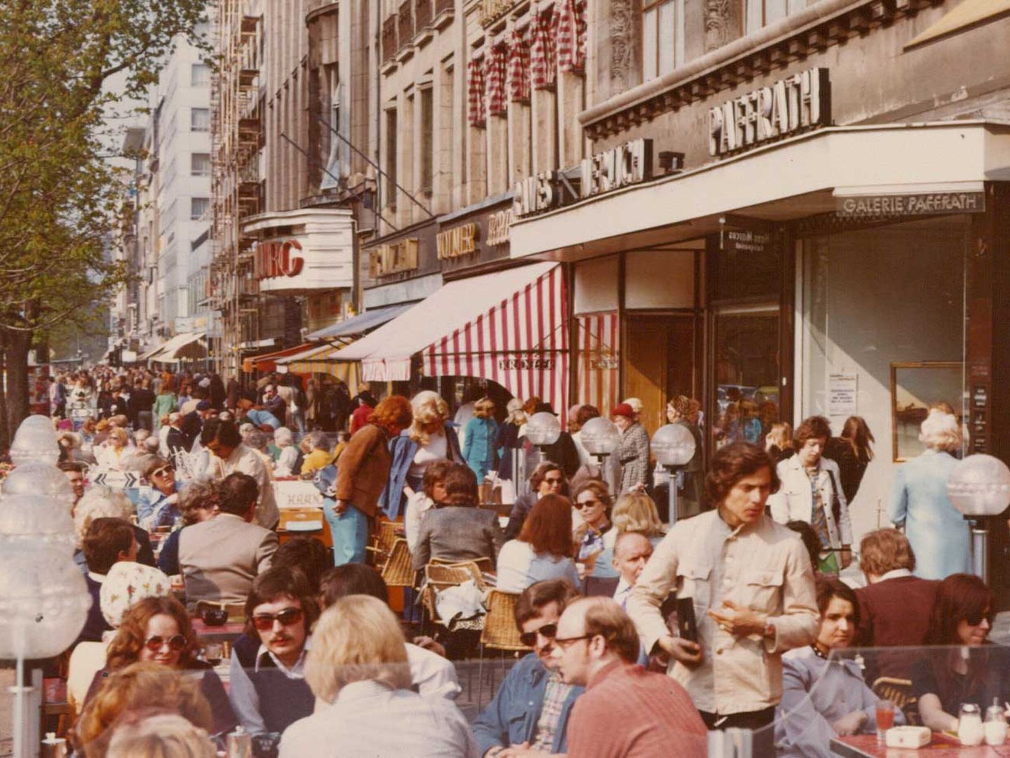 ca. 1970. Terrassen des Restaurants "Kasserolle" (vorne) und des Cafés Kranzler (hinten) © Kaster via Stadtarchiv Düsseldorf