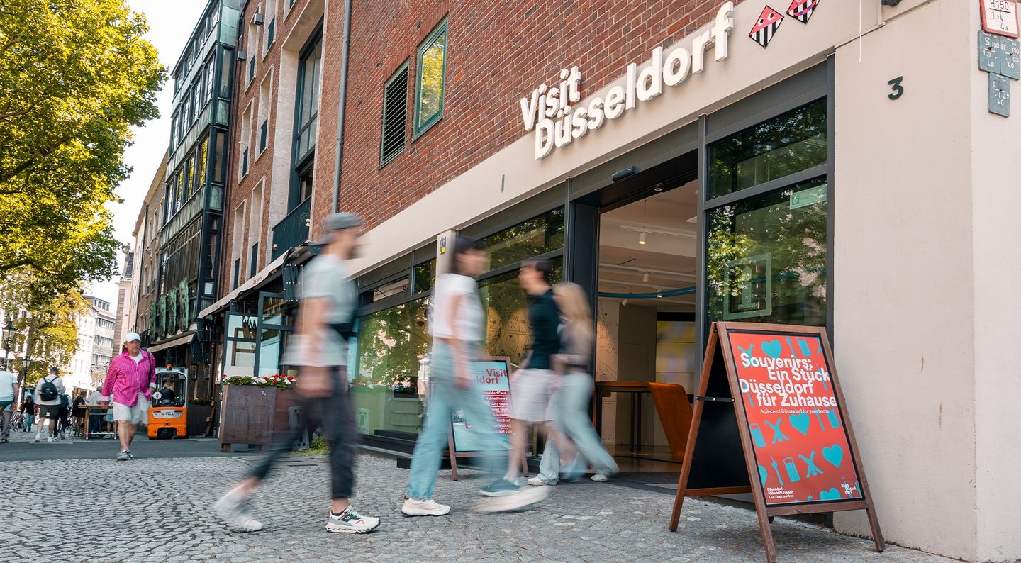 Eingang der Tourist-Info von Düsseldorf Tourismus © Eugen Shkolnikov via Visit Düsseldorf