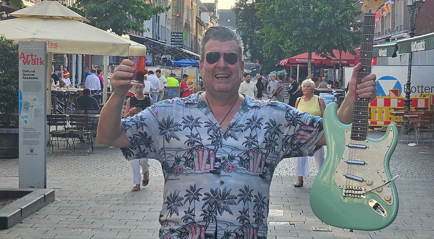 Colja Schliewa mit Altbier und Gitarre auf der Bolkerstraße