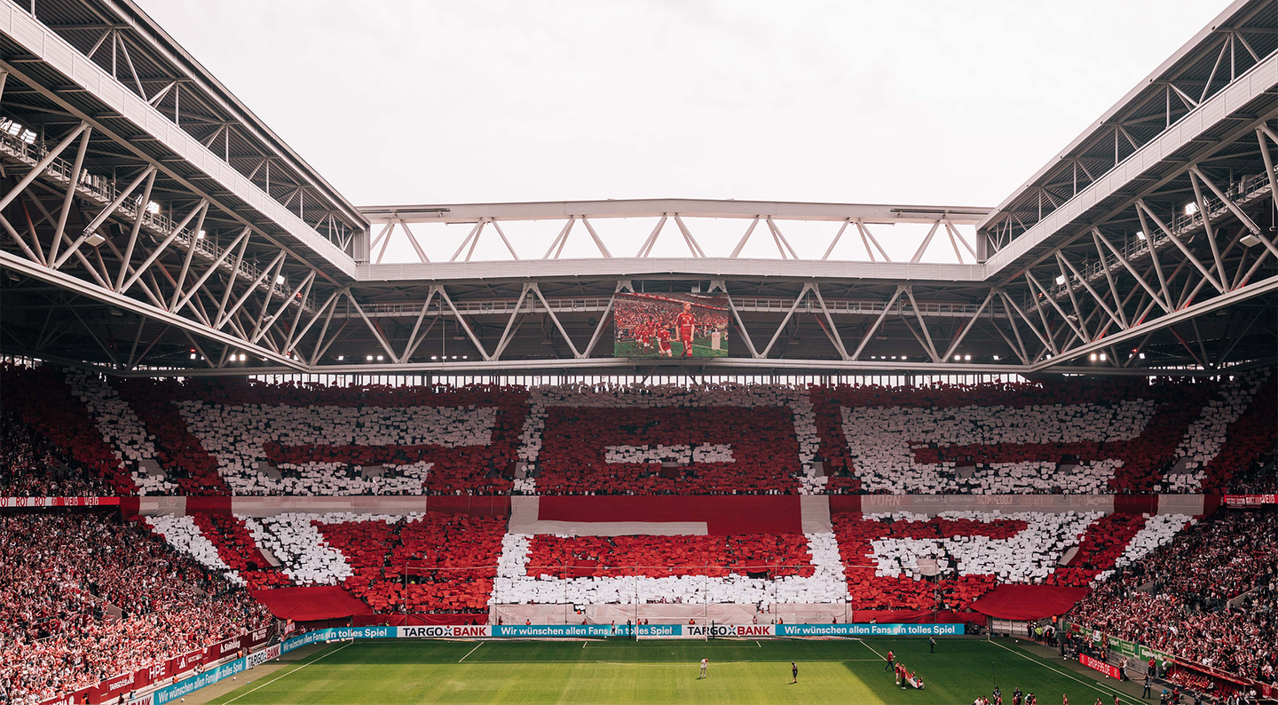 Die Merkur-Spiel-Arena mit Fans von Fortuna Düsseldorf