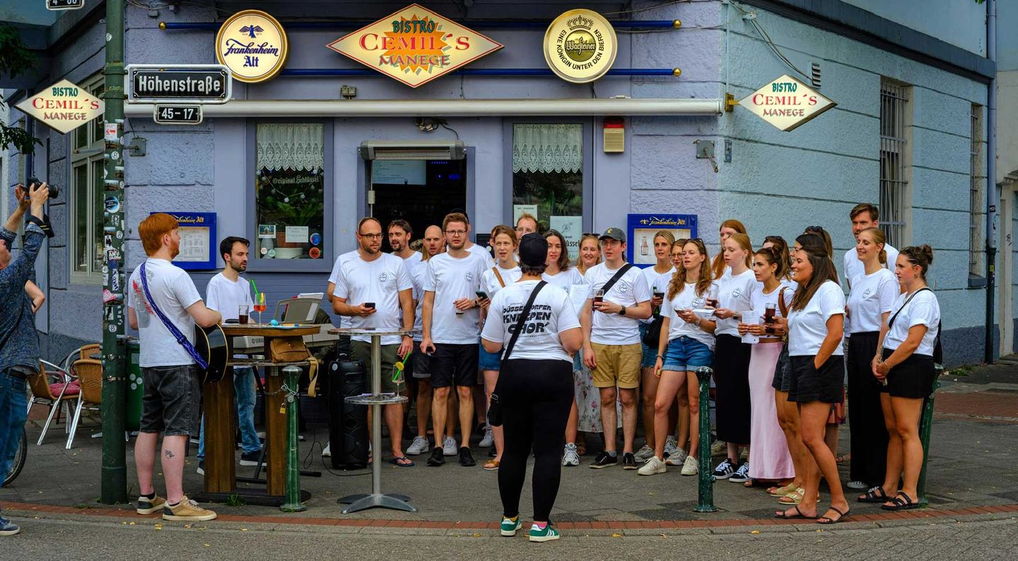 Der Kneipenchor „Die Altbierstimmen“ vor Cemil’s Manege in Oberbilk