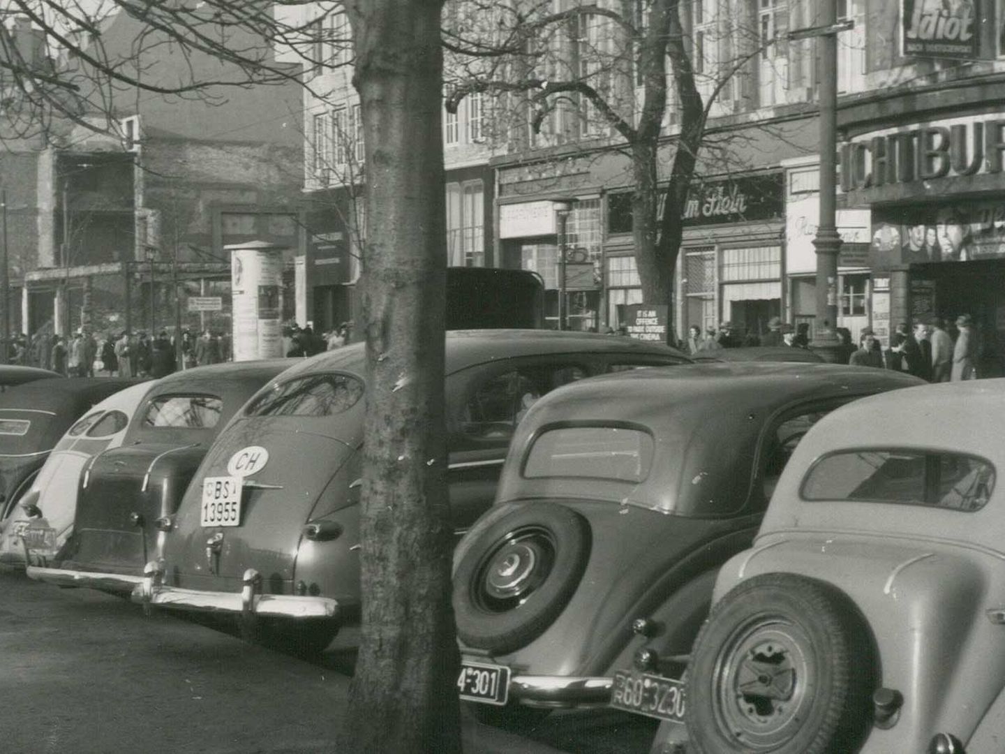 ca. 1950. Parkende Autos in Höhe des Kinos „Lichtburg“ © Dolf Siebert via Stadtarchiv Düsseldorf