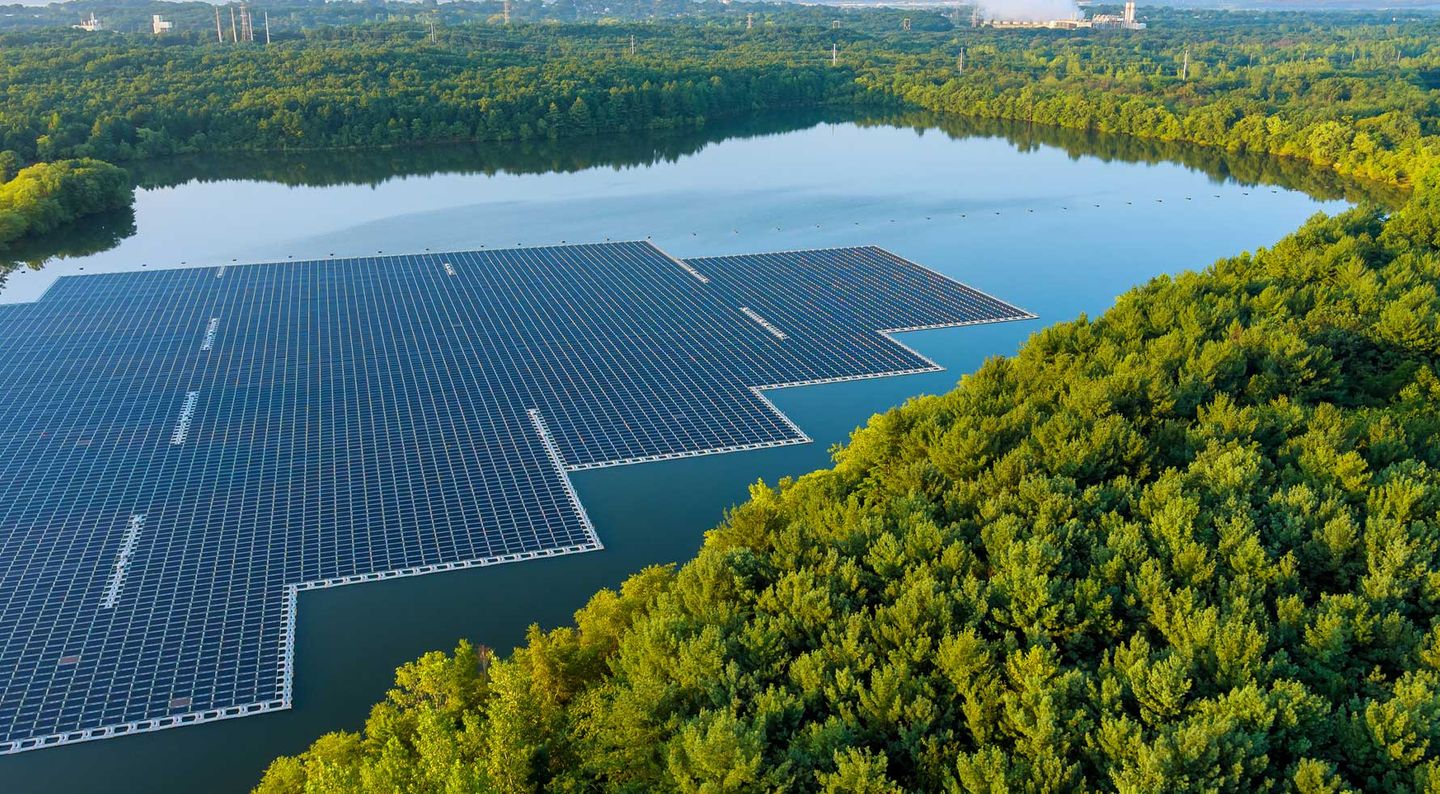 Luftaufnahme von schwimmenden Solarpaneelen auf einem See.