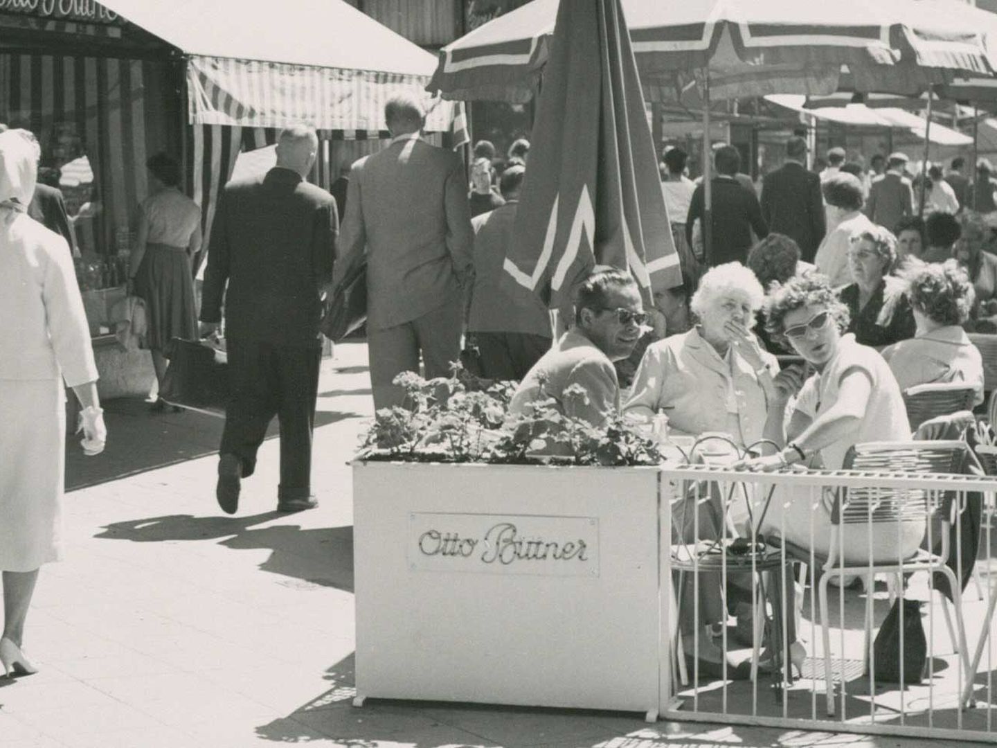 ca. 1965. Caféterrasse der Konditorei Bittner, Königsallee 44. © Dolf Siebert via Stadtarchiv Düsseldorf