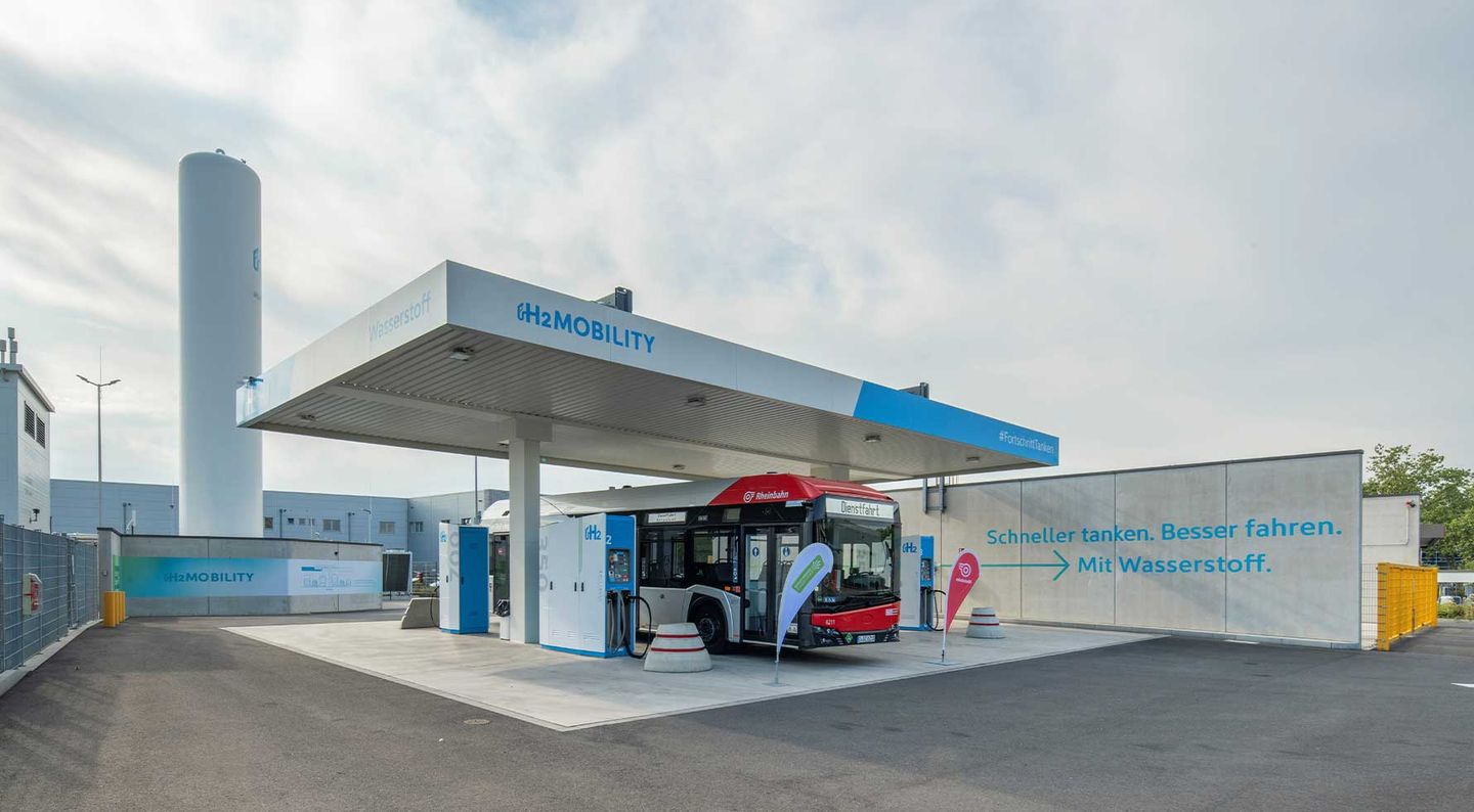 Wasserstofftankstelle von H2 MOBILITY am Höherweg mit Brennstoffzellenbus der Rheinbahn