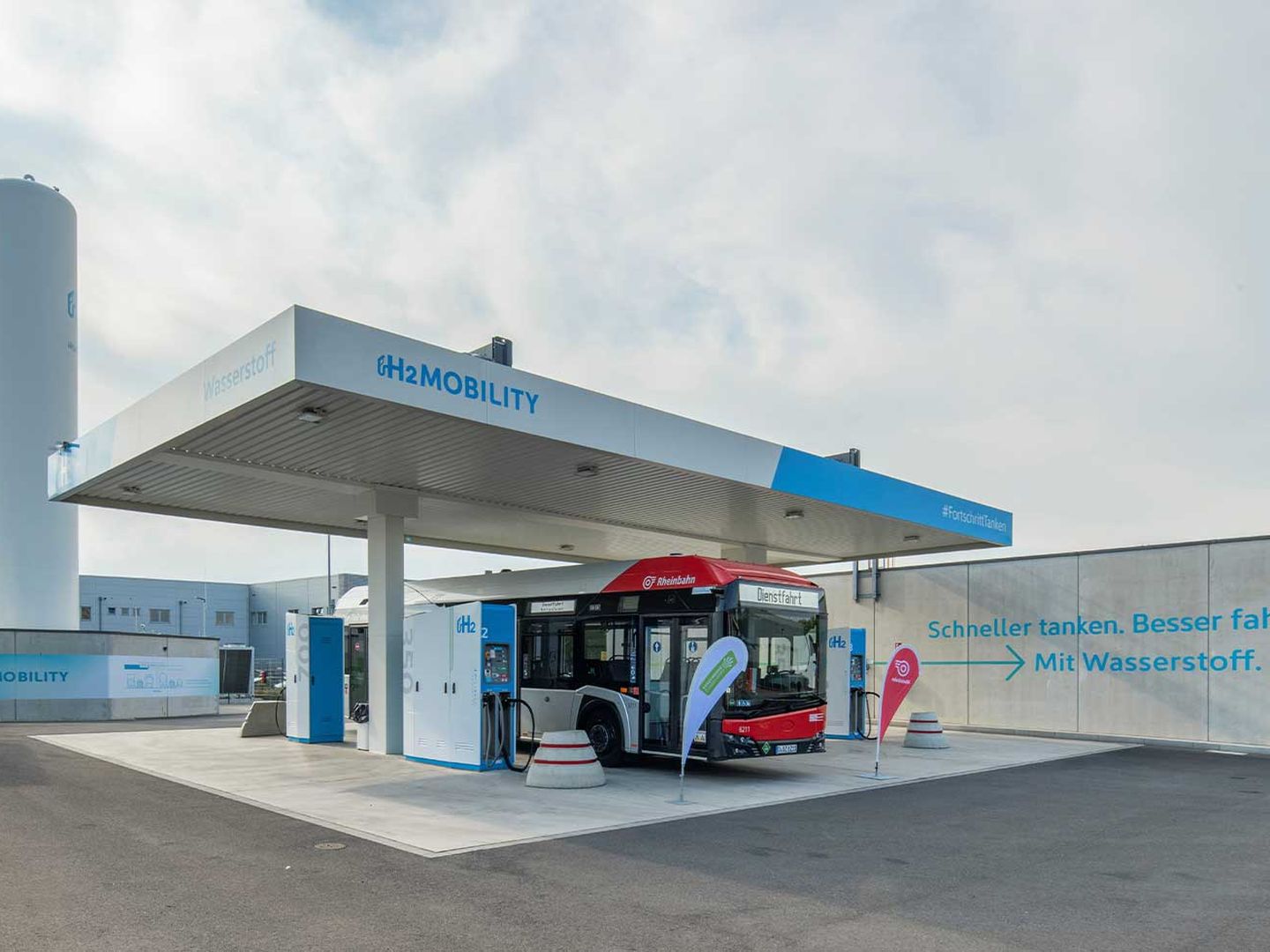 Wasserstofftankstelle von H2 MOBILITY am Höherweg mit Brennstoffzellenbus der Rheinbahn