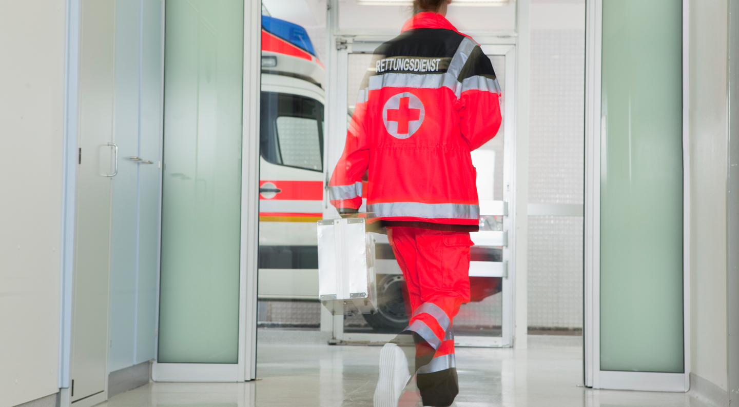 Mitarbeiterin des Rettungsdienstes im Einsatz im Krankenhaus © Judith Haeusler via Getty Images
