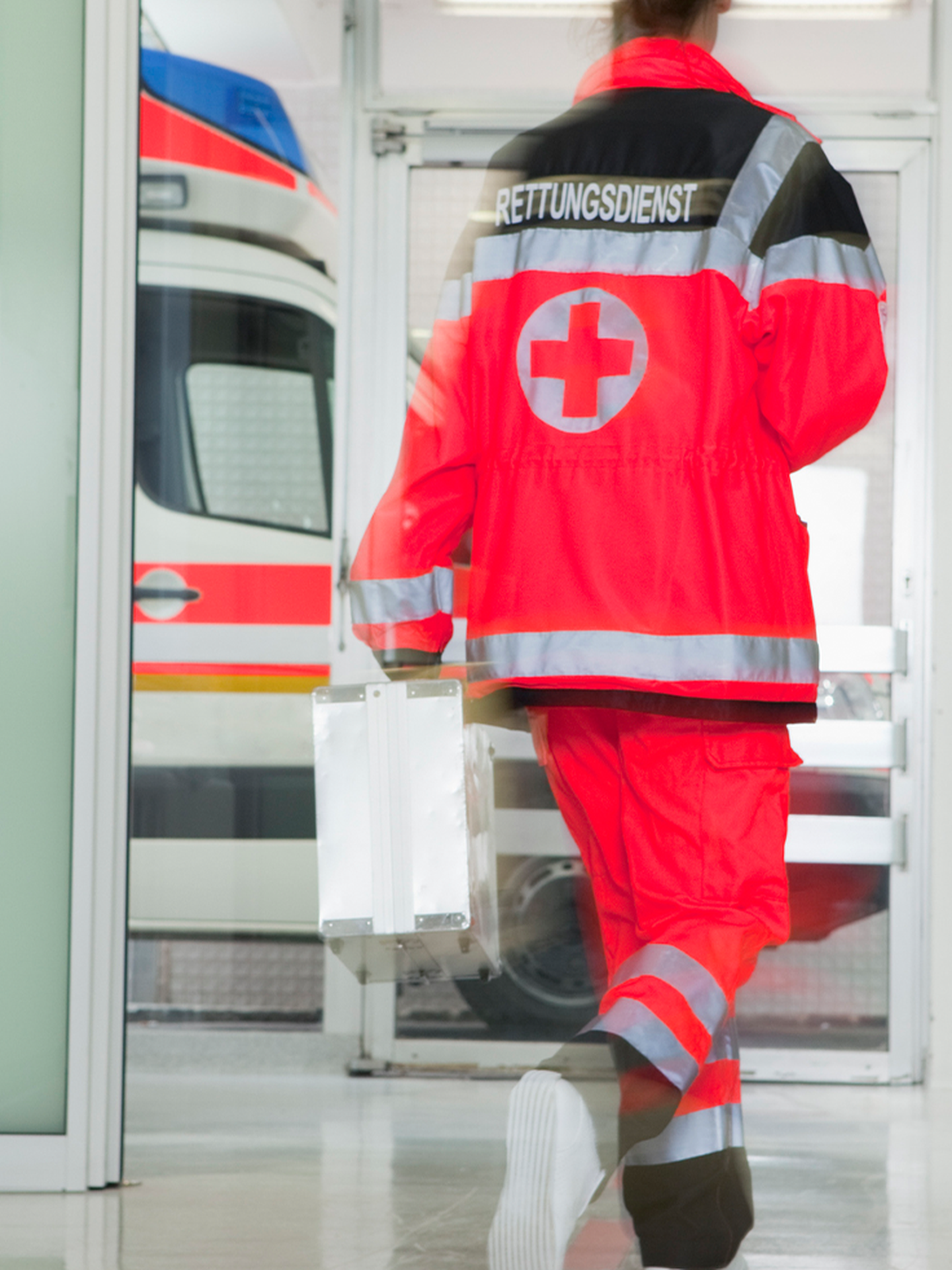 Mitarbeiterin des Rettungsdienstes im Einsatz im Krankenhaus © Judith Haeusler via Getty Images