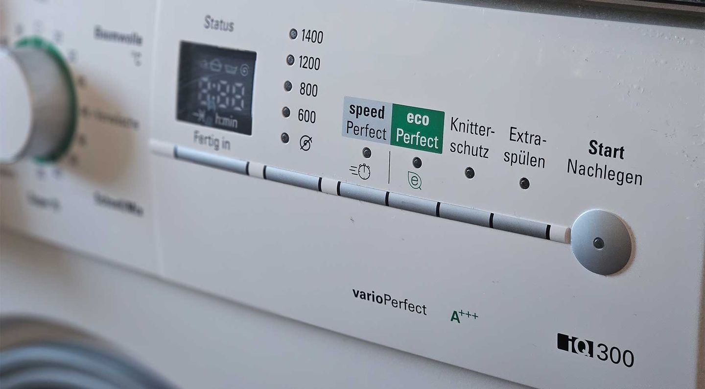 Frau sitzt auf dem Sofa und schaut Fernsehen.© demaerre / iStock / Getty Images Plus