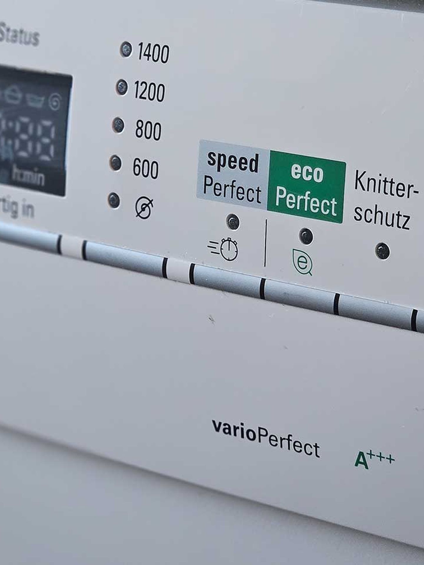 Eine Waschmaschine mit Eco-Programm in der Nahaufnahme
