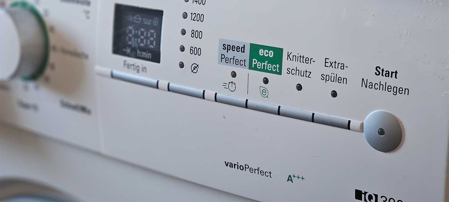 Eine Waschmaschine mit Eco-Programm in der Nahaufnahme