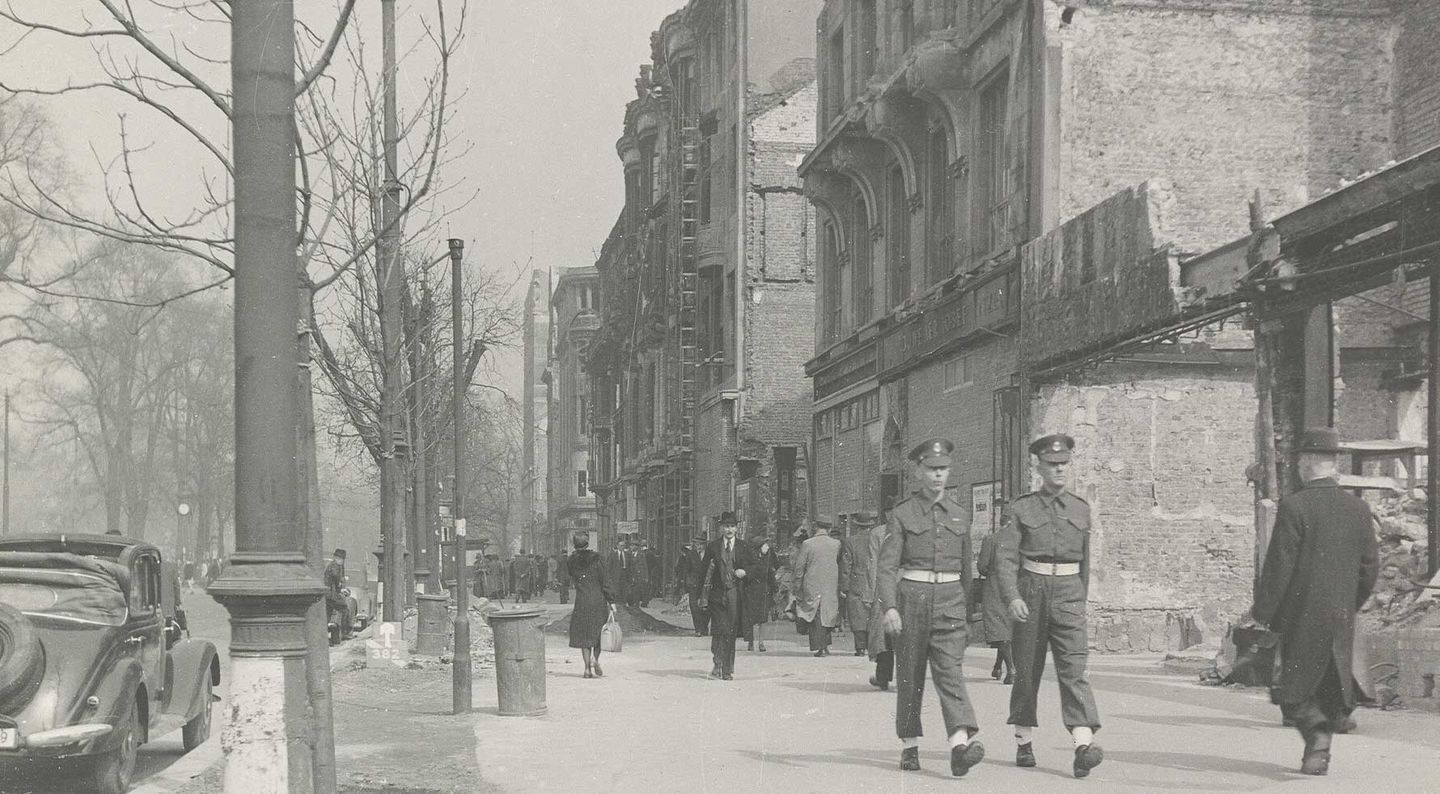 ca. 1940: Passanten auf der Königsallee © Kaster via Stadtarchiv Düsseldorf