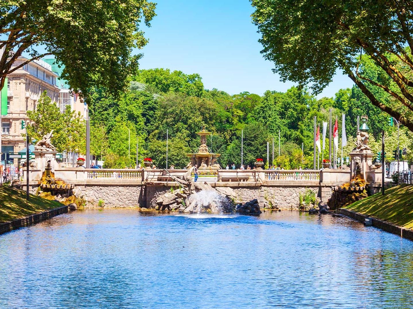 Wassergraben an der Königsallee © saiko3p via Getty Images