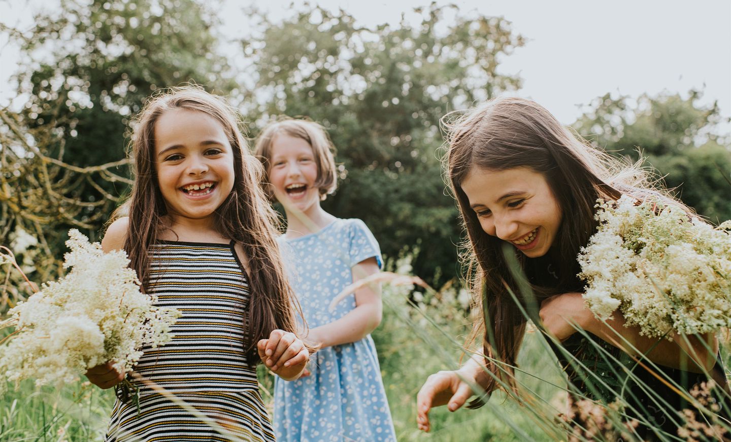 Lachende Kinder in einer Blumenwiese