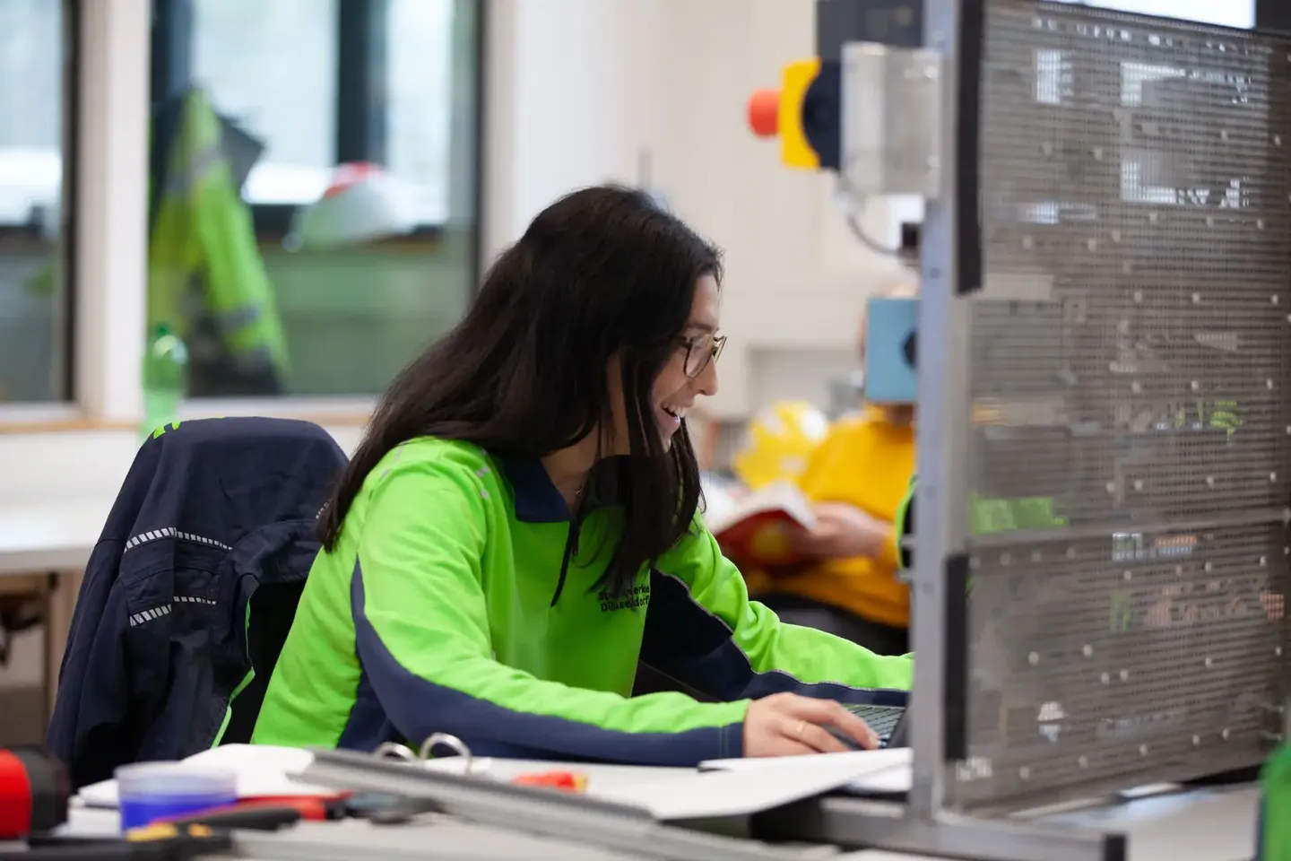 Eine Mitarbeiterin der Stadtwerke Düsseldorf am Arbeitsplatz