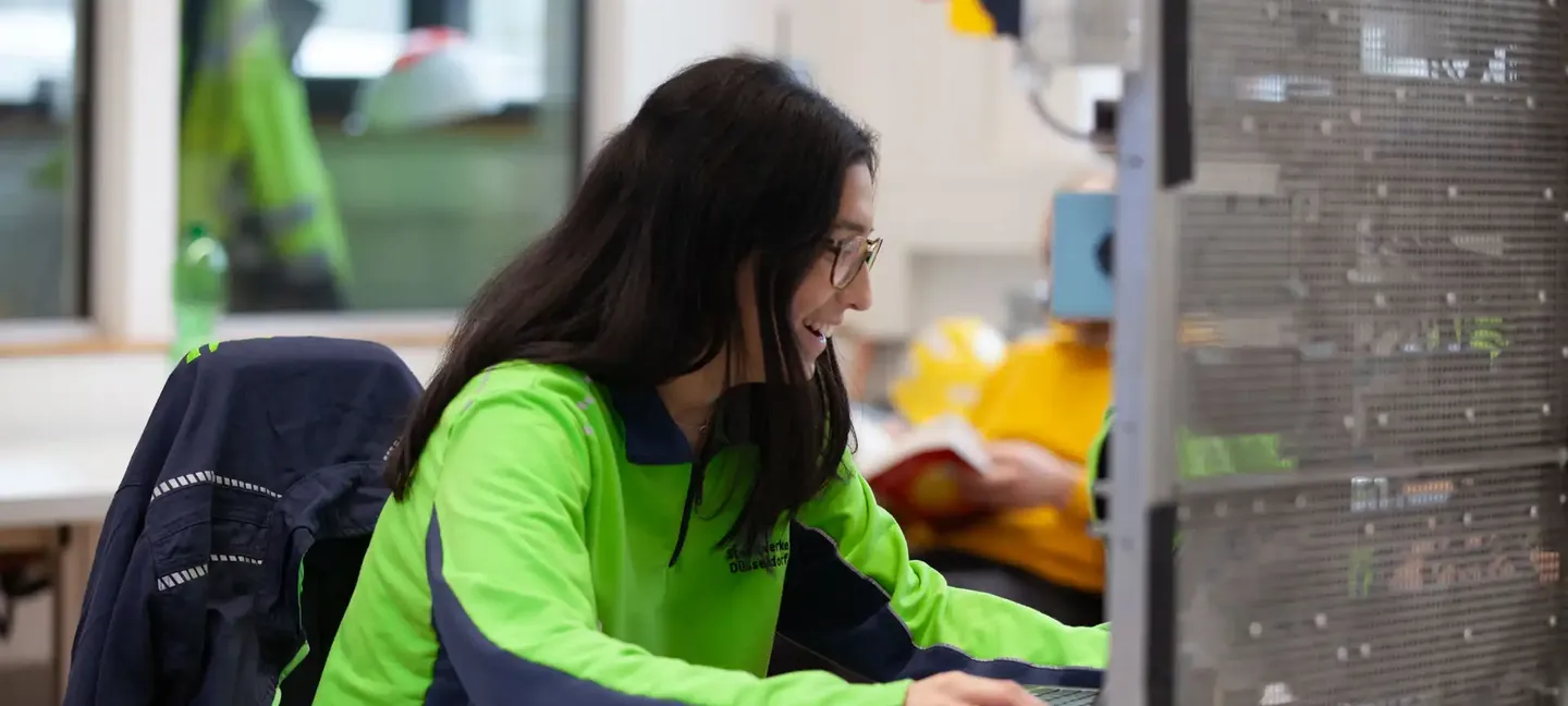 Eine Mitarbeiterin der Stadtwerke Düsseldorf am Arbeitsplatz