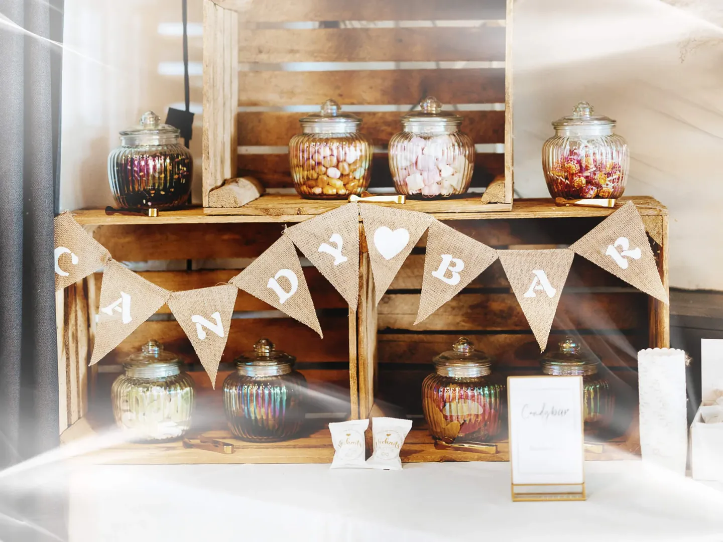 Eine dekorierte Candybar bei einer Hochzeit