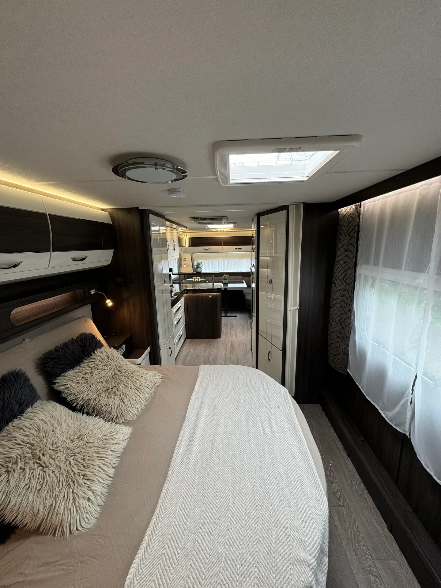 Das Innere eines Wohnwagens mit Bett