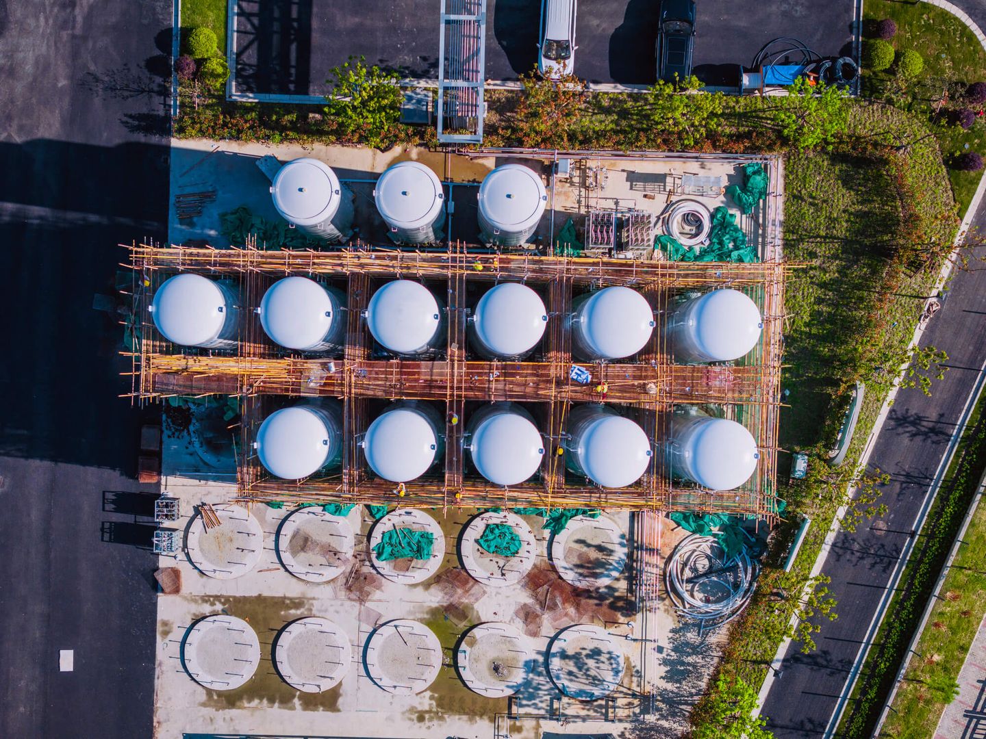 Eine Luftaufnahme zeigt Wasserstofftanks auf einem Industriegelände. 