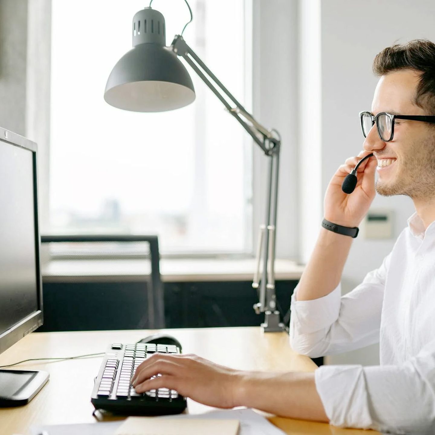 Ein Mitarbeiter des Kundenservices telefoniert mit einem Headset