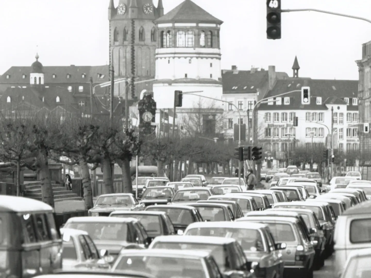 Rheinuferstraße in Düsseldorf in den 1960er Jahren mit Blick auf den Schlossturm