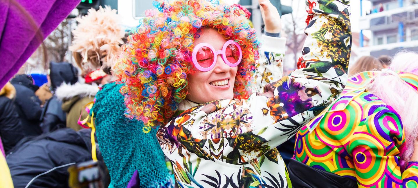 Eine Frau in Kostüm zu Karneval