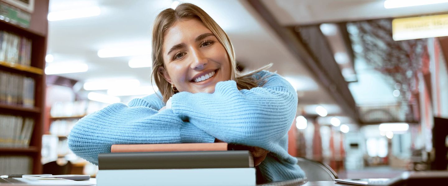 Eine Studentin in einer Bibliothek