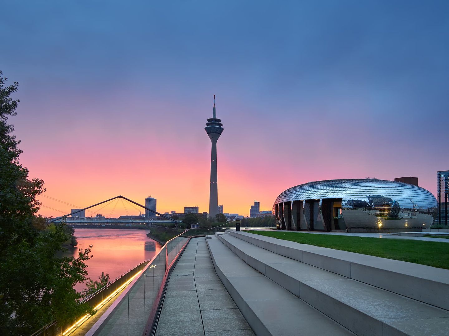 Der Medienhafen in Düsseldorf bei einem Sonnenuntergang