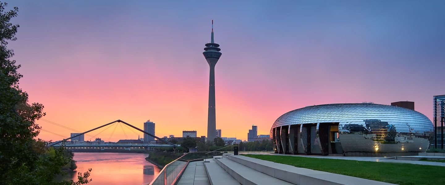 Der Medienhafen in Düsseldorf bei einem Sonnenuntergang