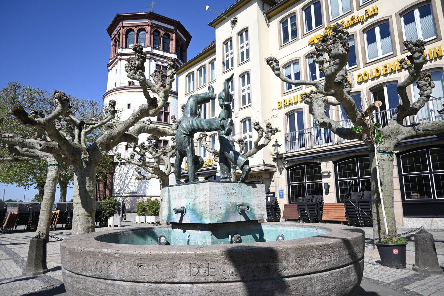 Radschlägerbrunnen mit zwei bronzenen Radschlägern am Düsseldorfer Burgplatz Christoph Schroeter via Rheinische Post
