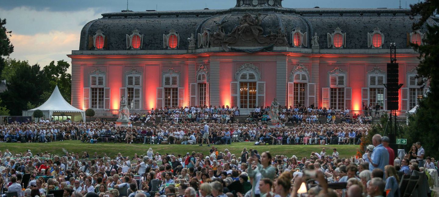 Viele Besucher:innen beim Lichterfest vor dem beleuchteten Schloss Benrath Hans-Juergen Bauer (hjba)