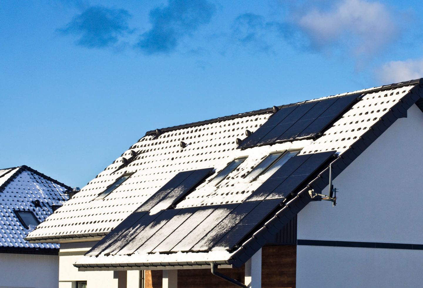 Eine PV-Anlage auf einem Dach, das mit Schnee bedeckt ist. © AHatmaker / iStock / Getty Images Plus via Getty Images