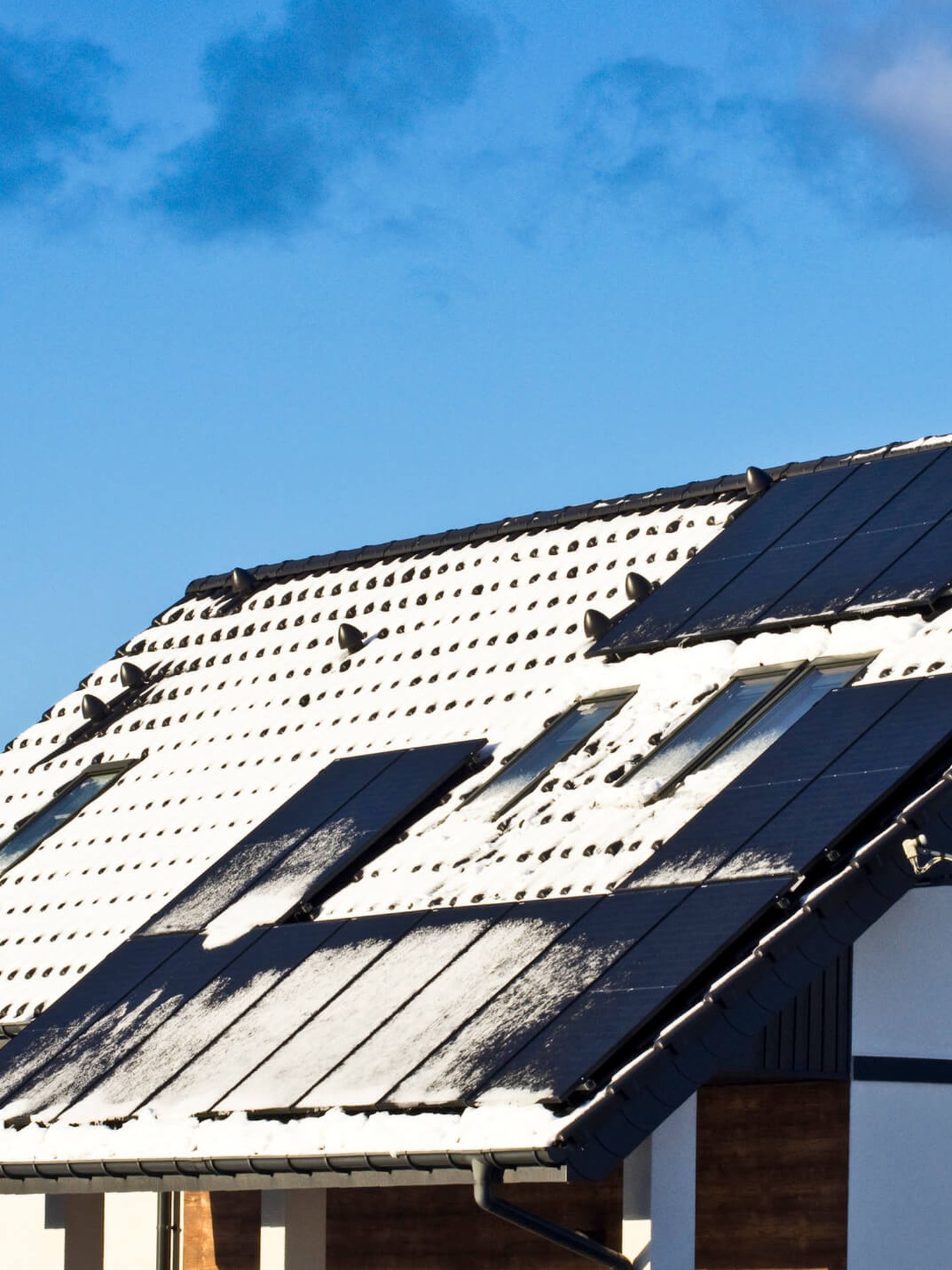 Eine PV-Anlage auf einem Dach, das mit Schnee bedeckt ist. © AHatmaker / iStock / Getty Images Plus via Getty Images